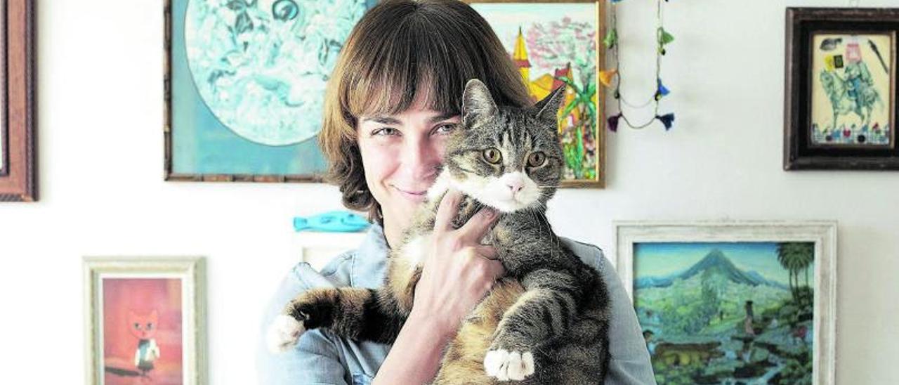 Sara Mesa, sevillana 
aunque nacida en Madrid 
en 1976, juega con su gato.