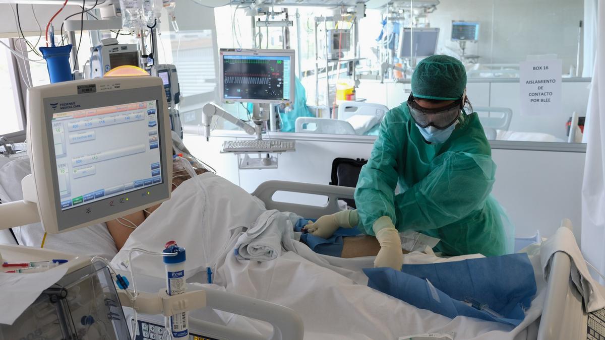Un paciente en cuidados intensivos del Hospital Universitario de Torrevieja en una imagen de 2021