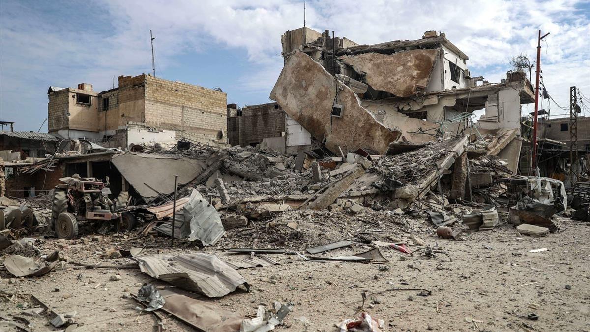 Edificios destruidos tras un bombardeo al este de Guta, en Duma (Siria), el 20 de febrero.