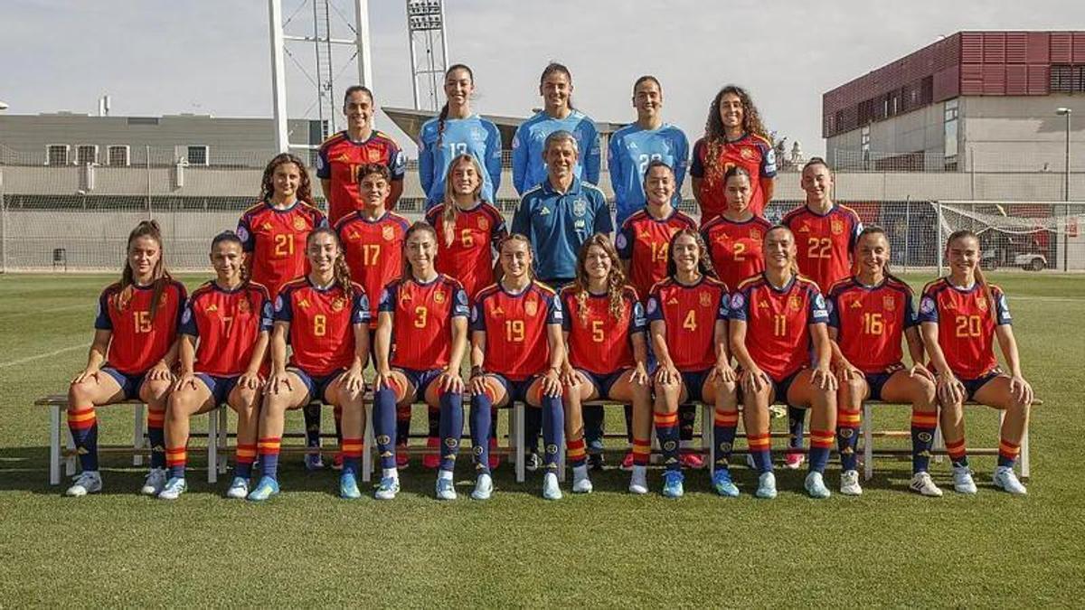 La selección española sub 19, con Lucía Rivas (21) y Redru (16)