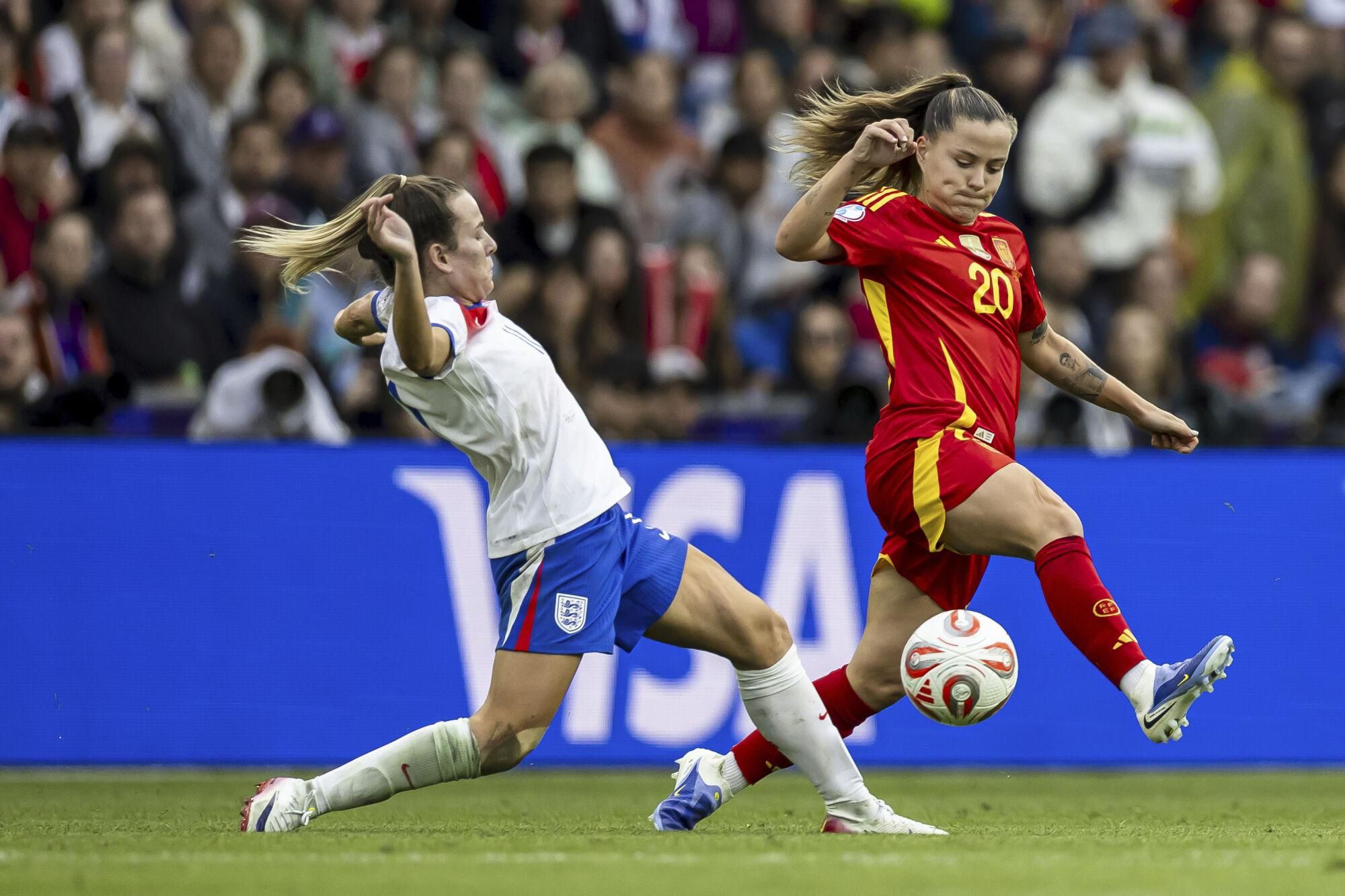 England's Lauren Hemp, left, and Spain's Claudia Pina in action during the Women's Euro 2025 final soccer match between England and Spain at St. Jakob-Park in Basel, Switzerland, Sunday, July 27, 2025. (Michael Buholzer/Keystone via AP) Associated Press /LaPresse Only italy and spain. EDITORIAL USE ONLY/ONLY ITALY AND SPAIN