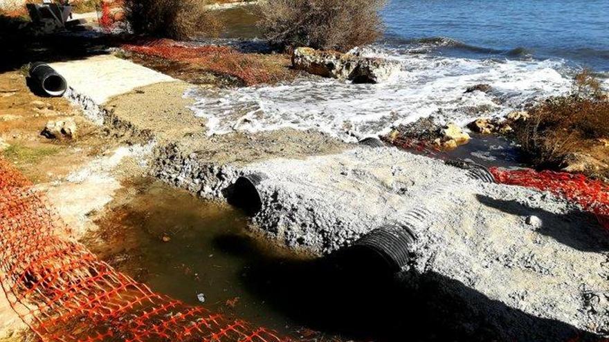 El mar ha invadido las obras del paseo de Portocolom.