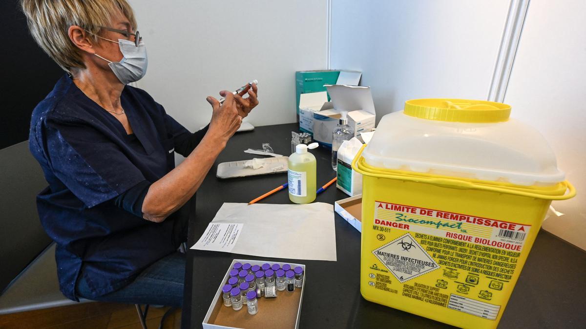 Una enfermera prepara una dosis de la vacuna de Pfizer en Montpellier, este jueves.