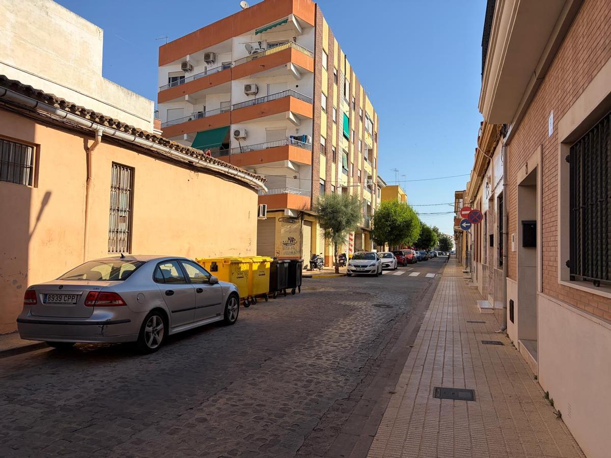 Un calle del barrio Tramviaris con cuatro contenedores, sin depósitos para el recicalje.