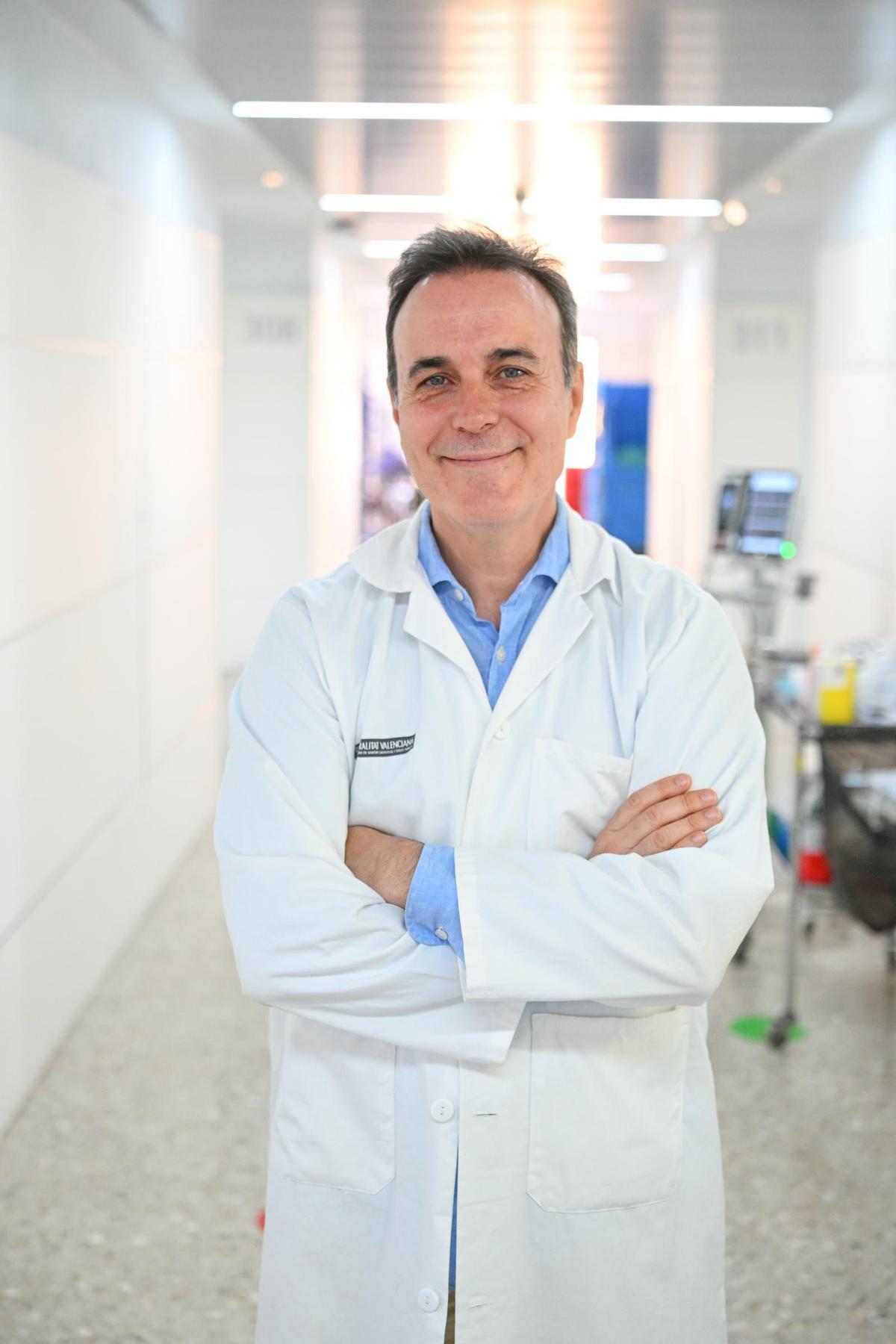 El cirujano jefe del Hospital General de Elche considera que la cirugía robótica se verá pronto igual de normal como ahora la laparoscópica