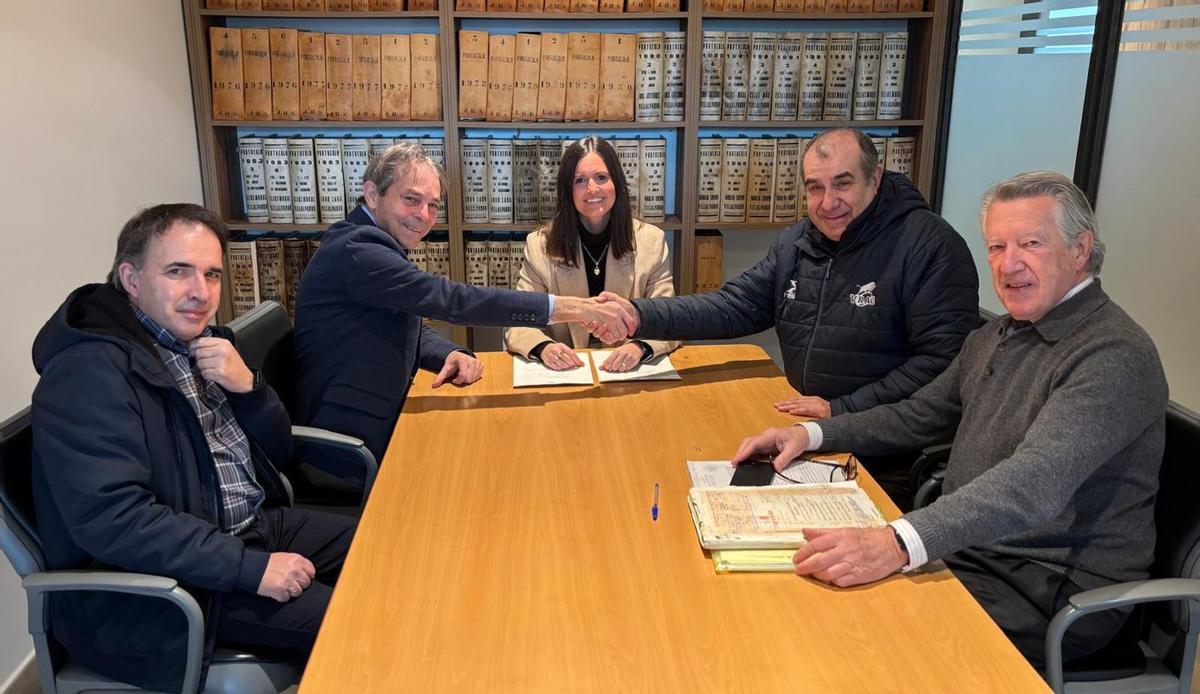 Emiliano de la Puente (segundo por la izquierda) sella con un apretón de manos el acuerdo ante la notaria. | CEDIDA