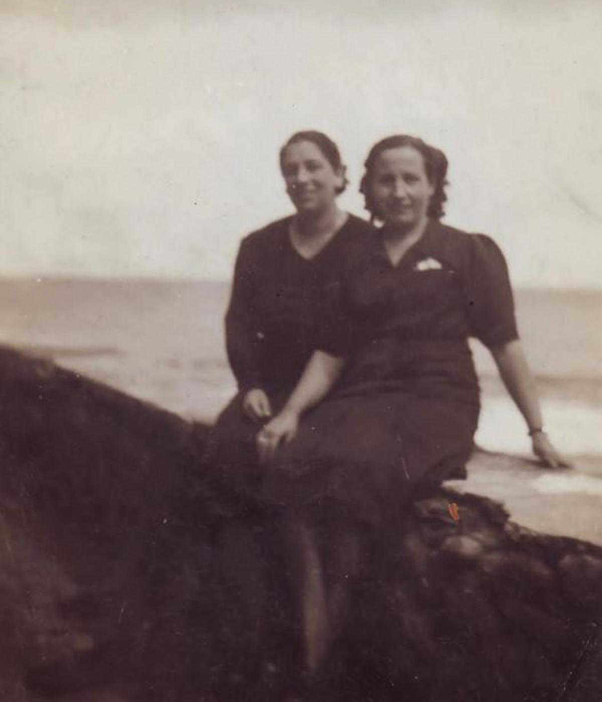 Urania Mella y María Gómez durante su reclusión en la cárcel de Saturrarán.