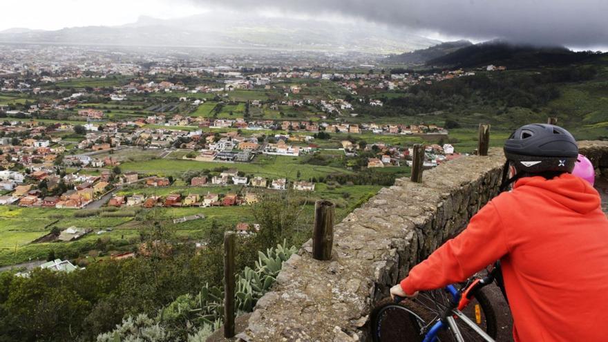 Herida una motorista tras un accidente con un furgón en La Laguna