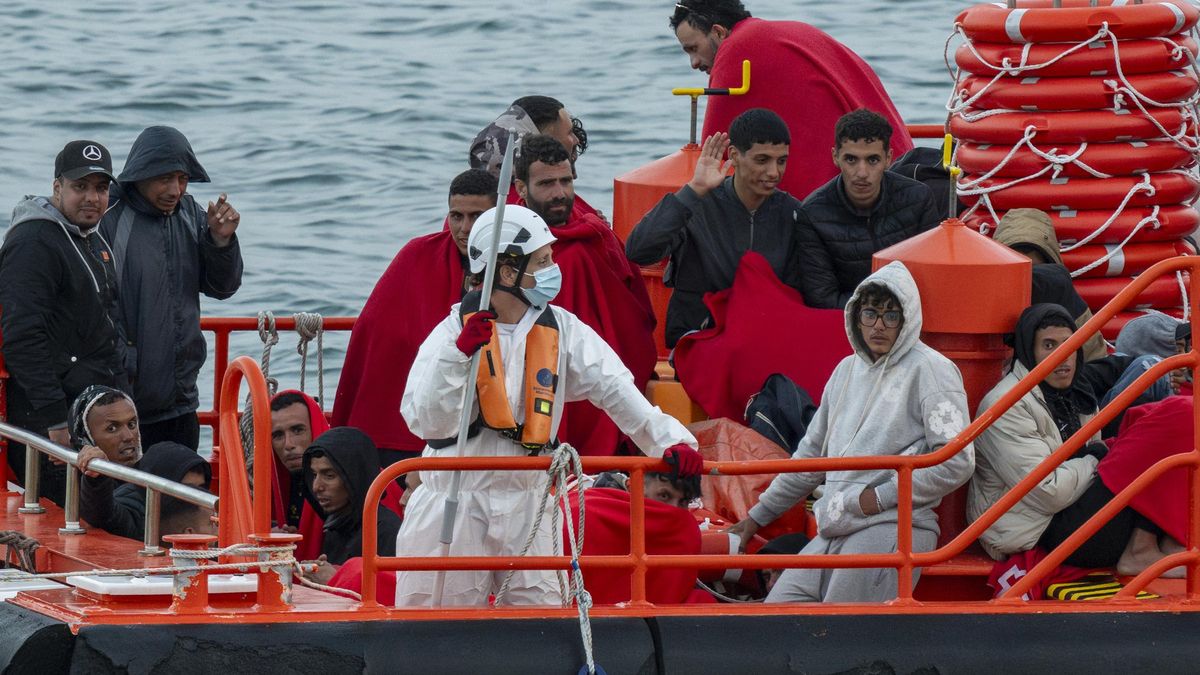 Salvamento rescata a un grupo de migrantes en aguas canarias.