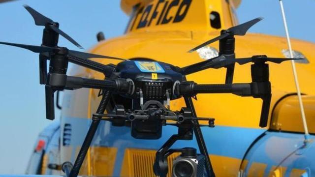 En primer término, uno de los drones de Tráfico, y detrás, un helicóptero con  sistema Pegasus similar al que se retira del Noroeste. | DGT