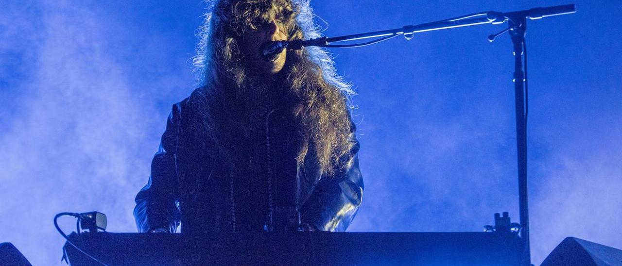 Victoria Legrand, oculta bajo su melena en el Primavera Sound.