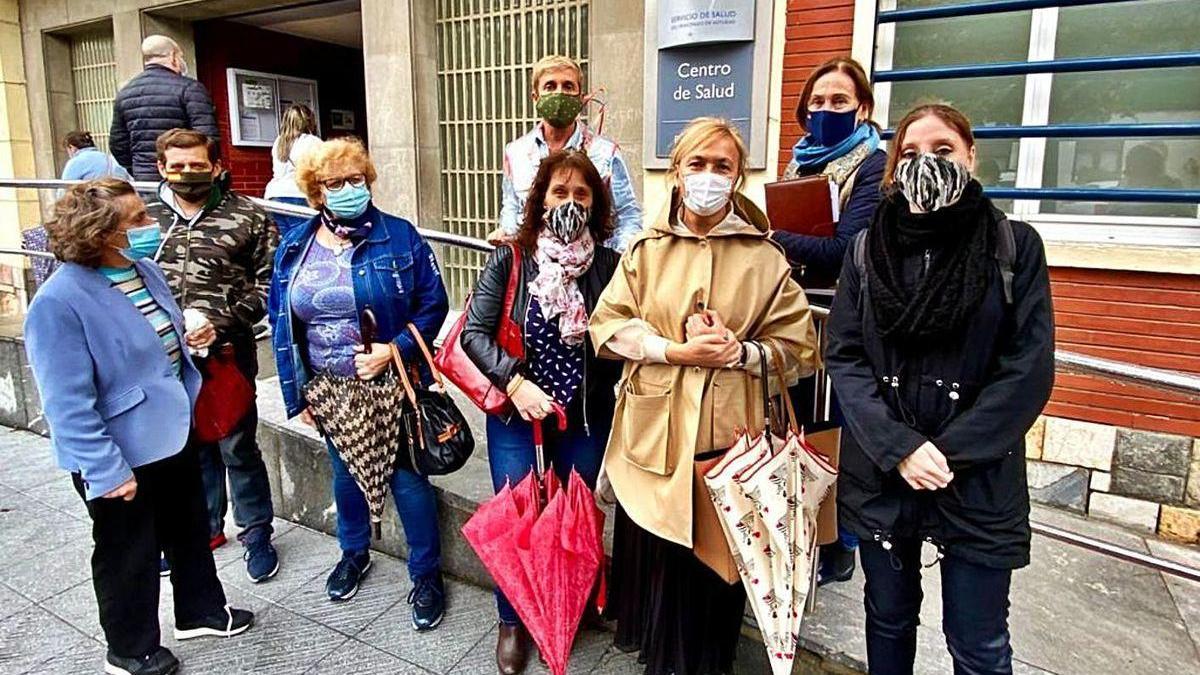 Sara Álvarez Rouco, ayer, ante al ambulatorio de La Pola.