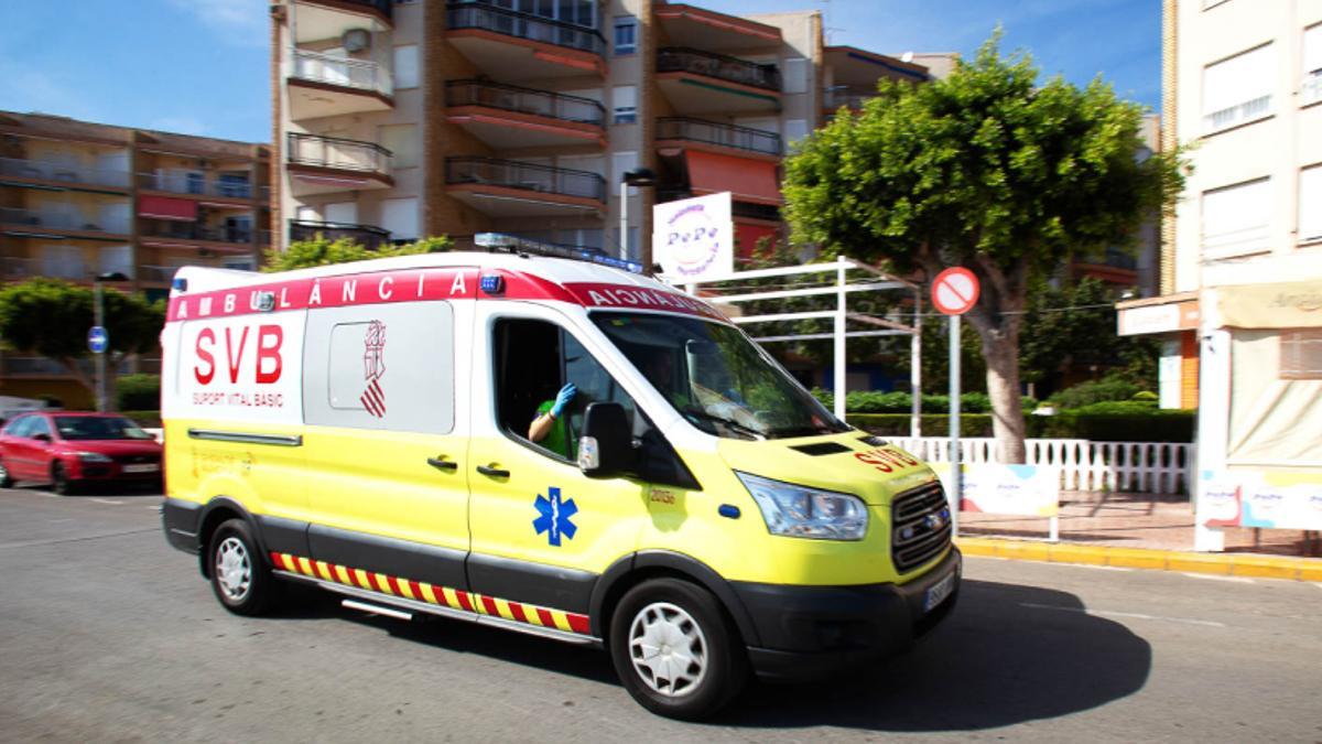 Una ambulancia de Soporte Vital Básico traslada a la joven al Hospital de Torrevieja