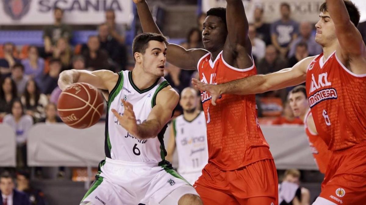 Abalde, del Joventut, ante los jugadores del Manresa Belemene y Cakarun.