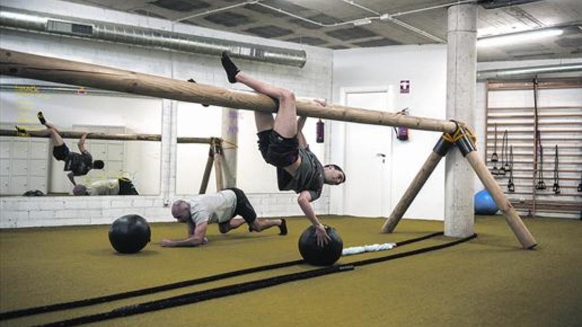 PALEOAGUJETASDos socios hacen un circuito prehistórico en la 'sala paleo' de Barcelona, instalada en Bac de Roda.