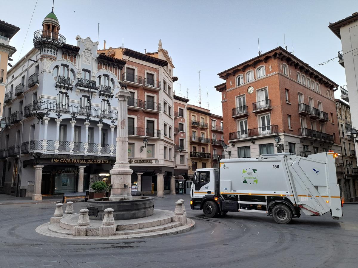 Vehículo de FCC en la emblemática plaza del Torico de Teruel.