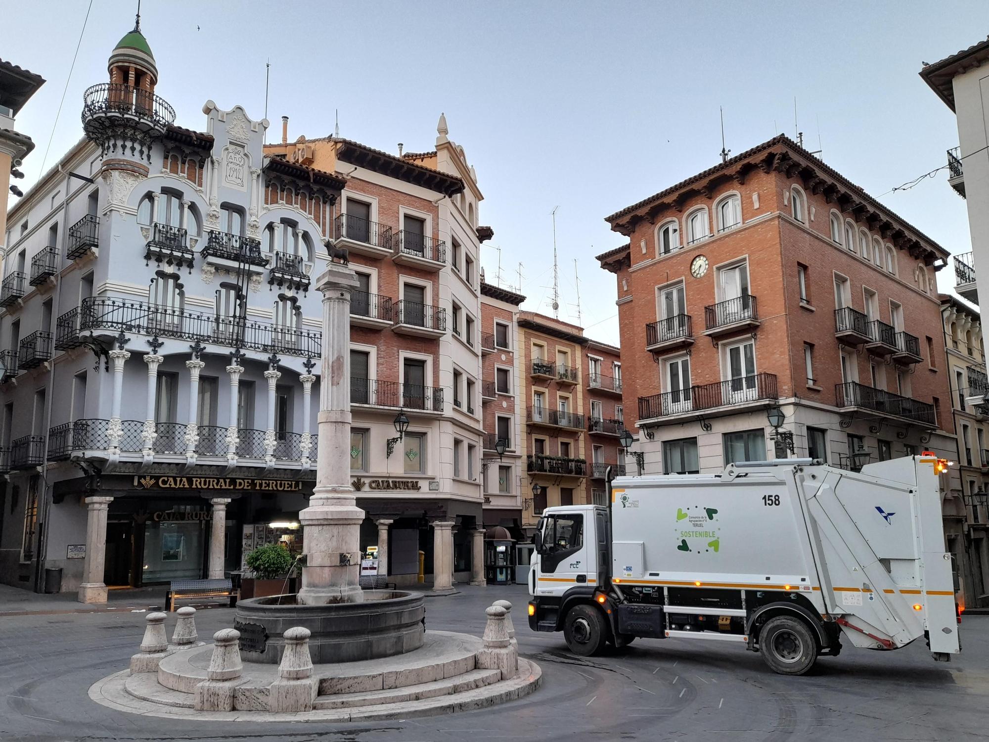 Vehículo de FCC en la emblemática plaza del Torico de Teruel.