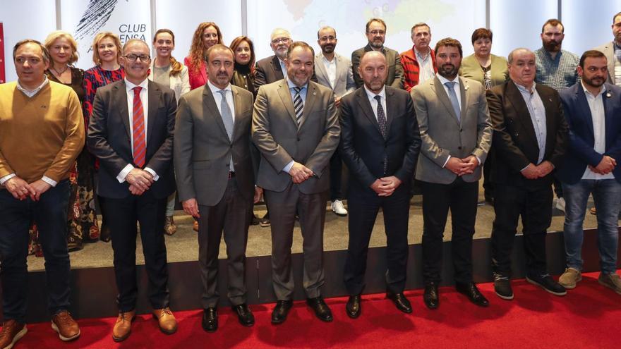 Foto de familia de «20 años de Antenas Camerales». Por la izquierda, en la primera fila, el alcalde de Villaviciosa, Alejandro Vega; Nacho Iglesias (Cámara de Oviedo); José Luis Coll, de la Cámara de España; el presidente de la Cámara de Comercio de Oviedo, Carlos Paniceres; el vicepresidente del Principado, Juan Cofiño; el alcalde de Valdés, Óscar Pérez; el alcalde de San Martín del Rey Aurelio, José Ángel Álvarez, y Manuel Ángel Álvarez, teniente de alcalde de Mieres. En la segunda fila, por la derecha, los empresarios Valentín Llano, de Ordya Soluciones; José Ramón Sánchez, de Panaderías Mon; Carmen Martínez, de Bodega Las Danzas; Isaac Fernández, de Montaña Restauración Medioambiental; Luis Enrique García, de Maderas García Hermanos; el alcalde de Cangas del Narcea, José Víctor Rodríguez; el alcalde de Ribadesella, Ramón Canal, y las antenistas camerales Leonor Gutiérrez, Silvia Pérez, Irene Llada, Leticia Mesa y Susana Gurdiel. | Luisma Murias