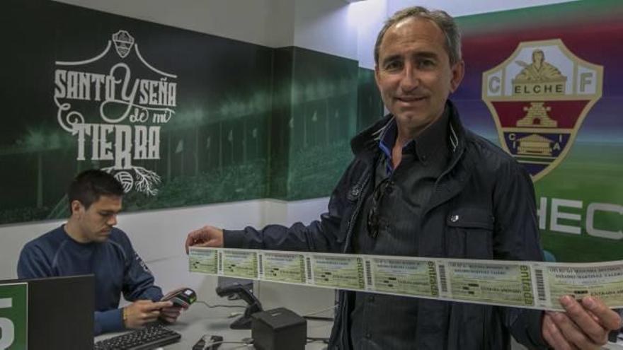 El abonado José Antón, con sus entradas.