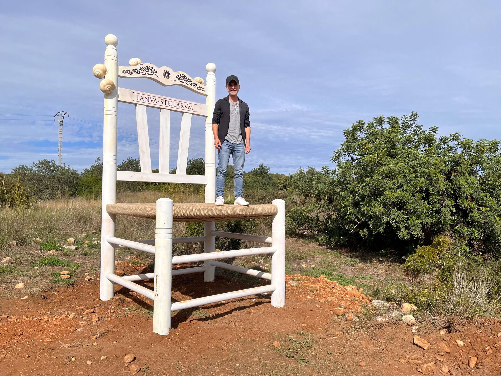 Les Coves luce la silla blanca.