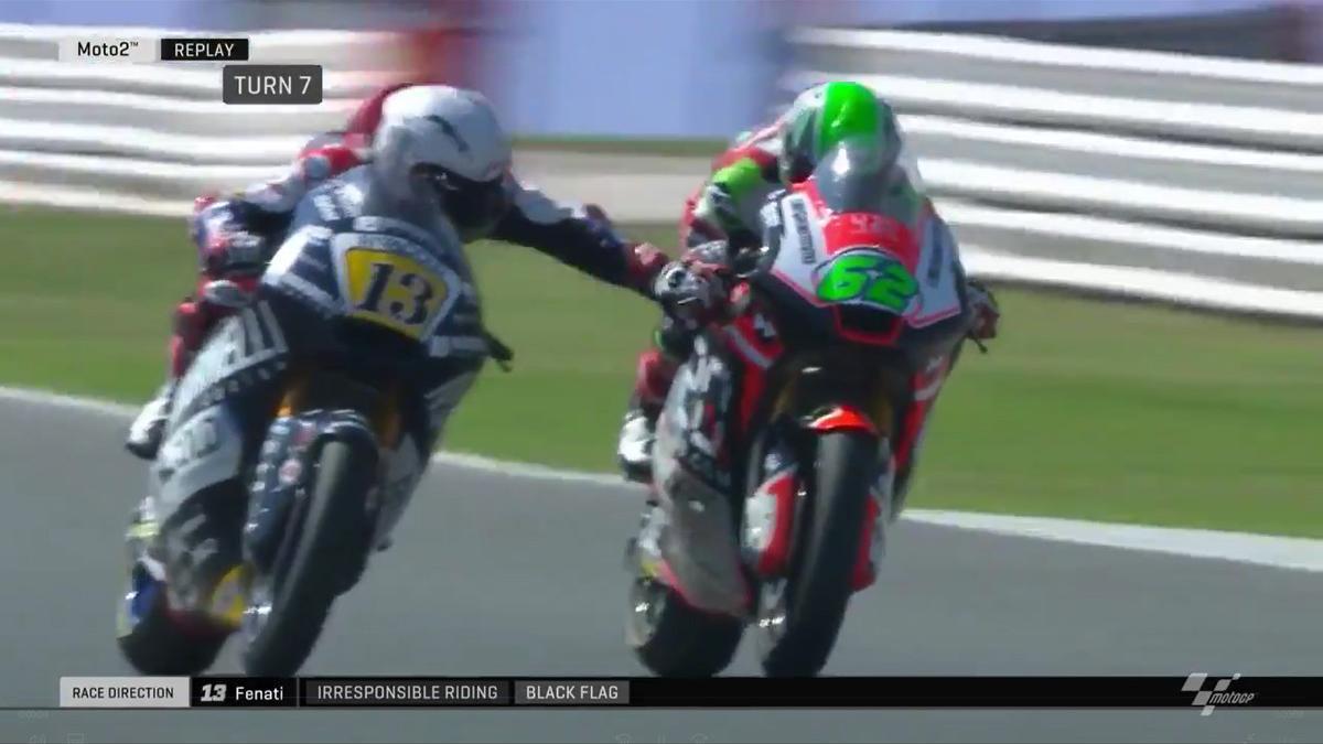 Romano Fenati toca el freno de la moto de Stefano Manzi