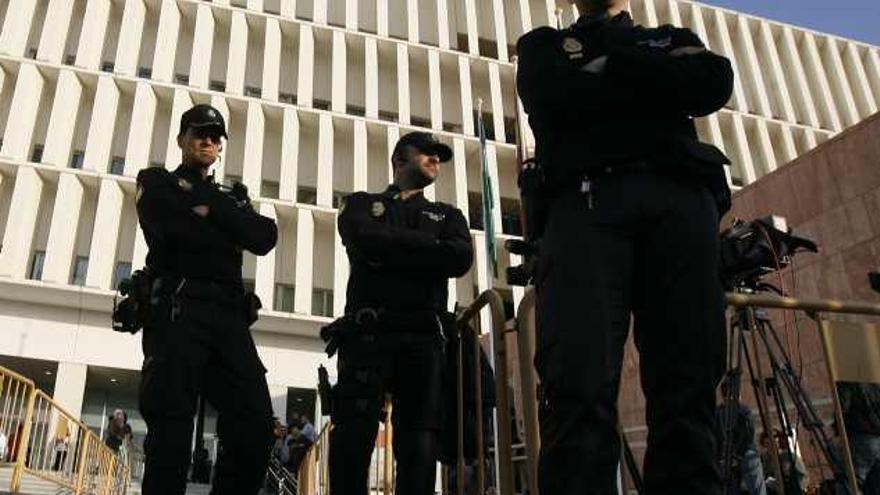 Varios agentes en la puerta de la Ciudad de la Justicia de Málaga.