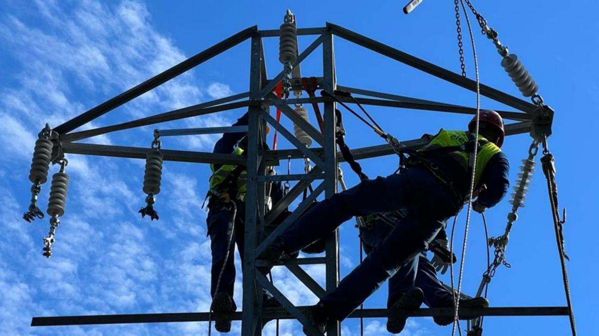 Reparando los devastadores efectos de la borrasca ‘Juliette’ Hormigonando torres de media tensión entre Lluc y Pollença.