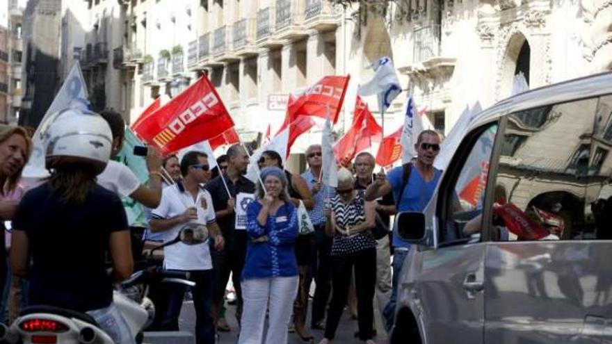 Varios funcionarios protestan contra los recortes frente al Ayuntamiento el pasado julio.