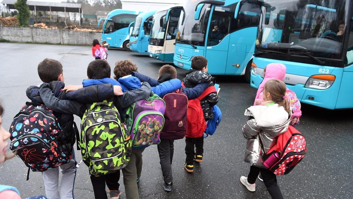 Un grupo de niños se dirige al autobús escolar en Monfero (A Coruña).