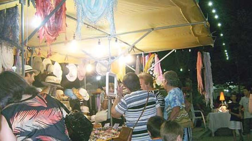 Un instante del primer día de la feria nocturna de oficios tradicionales y payesía.