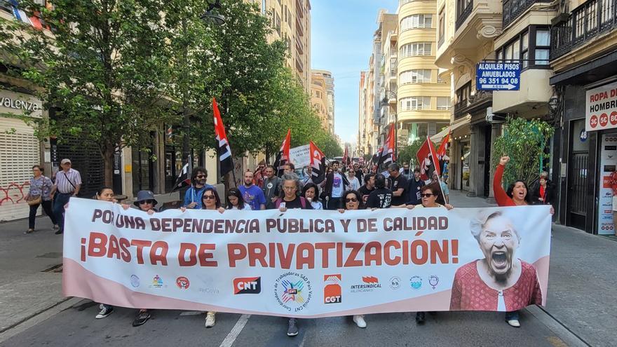 Trabajadores de atención domiciliaria protestan contra la privatización del sector de de la dependencia