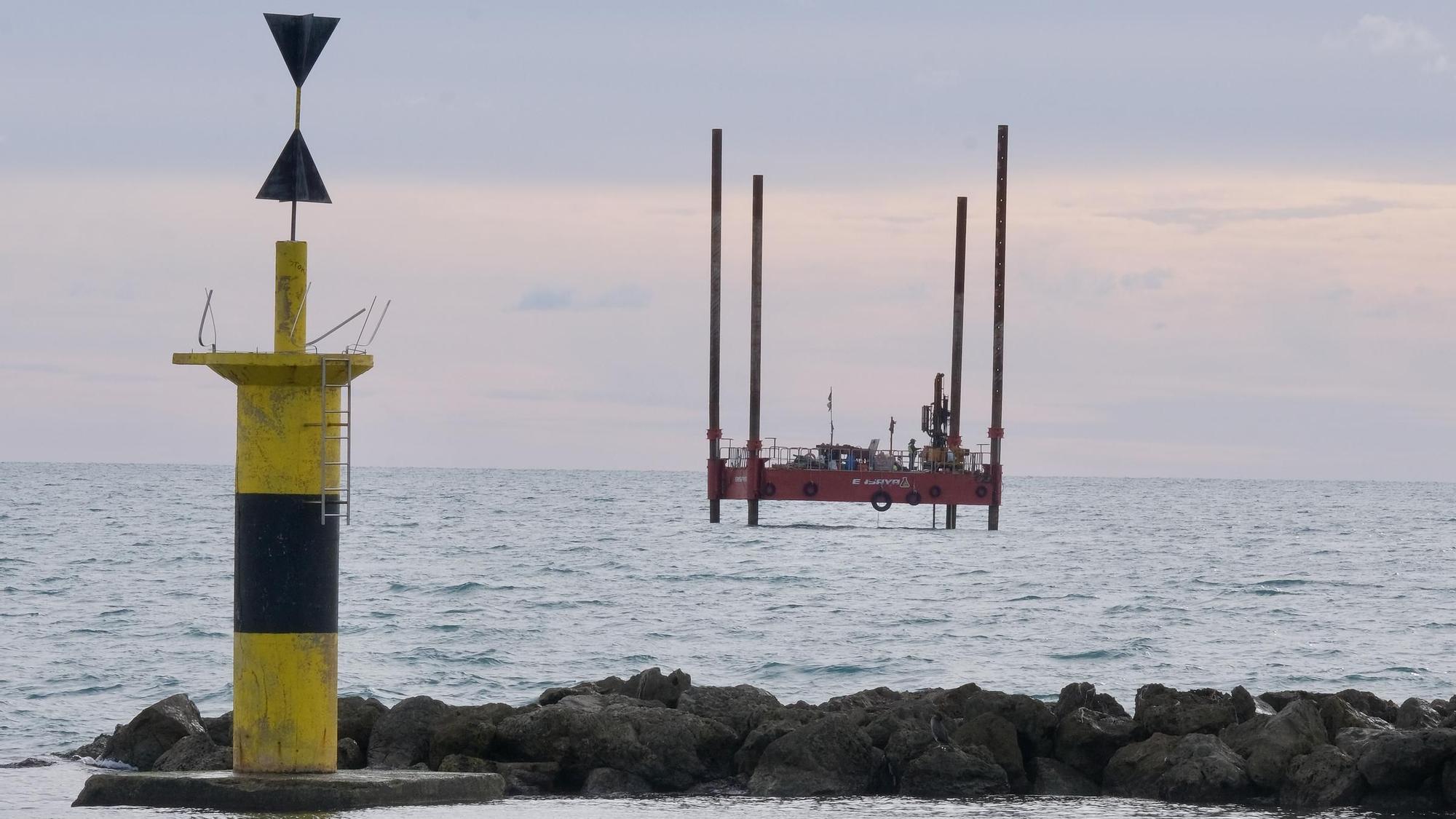 FOTOS: Una gran plataforma se instala en la bahía de Palma para prolongar el emisario de aguas sucias más allá de la pradera de posidonia