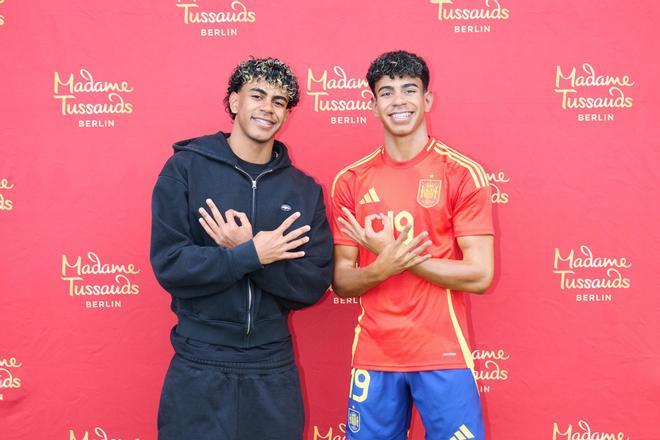 Lamine Yamal posa con su figura de cera del museo Madame Tussauds de Berlín.