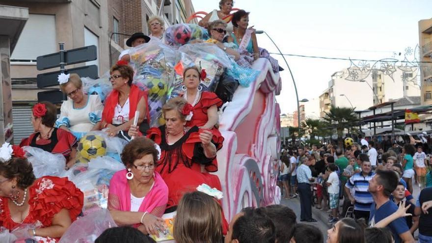 Las carrozas sacan a la calle a miles de ciezanos