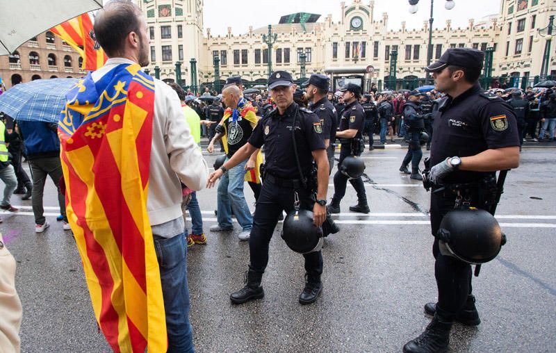 9 d'Octubre: Tensión en las manifestaciones en el centro de València