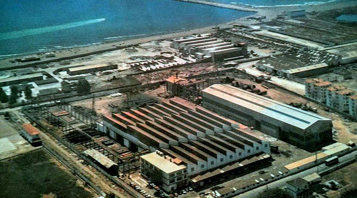 Vista aérea de la nave principal de Tamese, con su tejado de dientes de sierra, y la secundaria, en la zona de la Térmica.