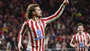 MADRID, 08/11/2025.- El delantero francés del Atlético de Madrid, Antoine Griezmann, celebra el segundo gol del equipo rojiblanco durante el encuentro correspondiente a la jornada 12 de Laliga EA Sports que disputan hoy sábado Atlético de Madrid y Levante en el estadio Metropolitano, en Madrid. EFE / Sergio Pérez.