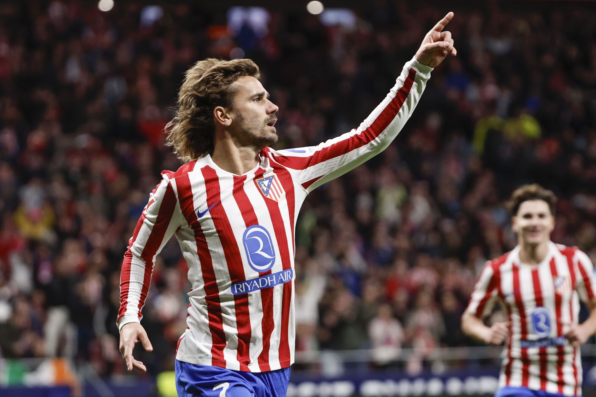 MADRID, 08/11/2025.- El delantero francés del Atlético de Madrid, Antoine Griezmann, celebra el segundo gol del equipo rojiblanco durante el encuentro correspondiente a la jornada 12 de Laliga EA Sports que disputan hoy sábado Atlético de Madrid y Levante en el estadio Metropolitano, en Madrid. EFE / Sergio Pérez.