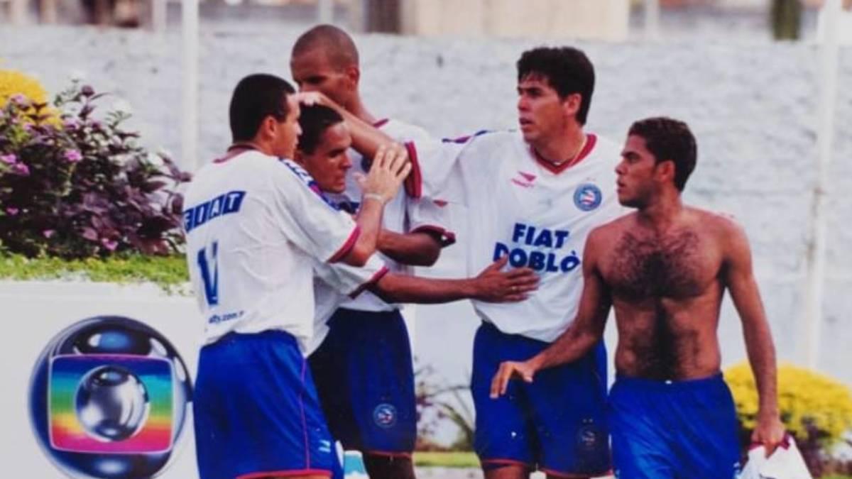 Dani Alves, celebrando un gol con el Bahía