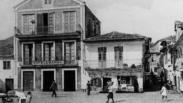 Antigua imagen de la Praza da Constitución de Cangas. // A Cepa