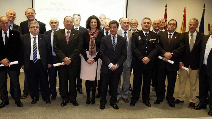 Homenaje a policías nacionales jubilados durante la celebración del 192 aniversario de la creación del Cuerpo