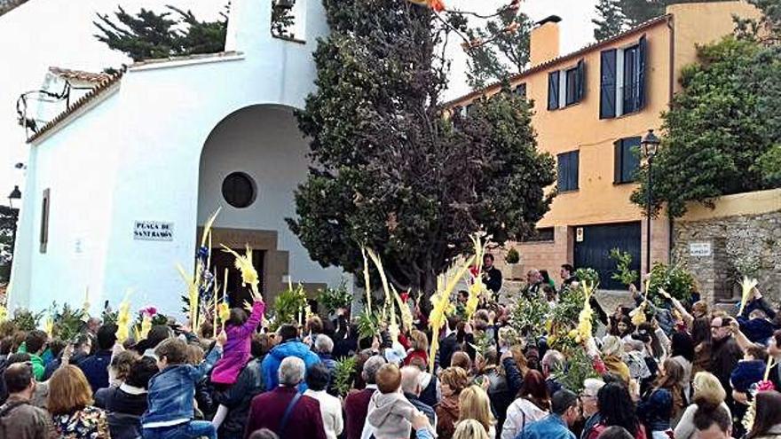 Els assistents, durant la celebració a l&#039;ermita de Sant Ramón.