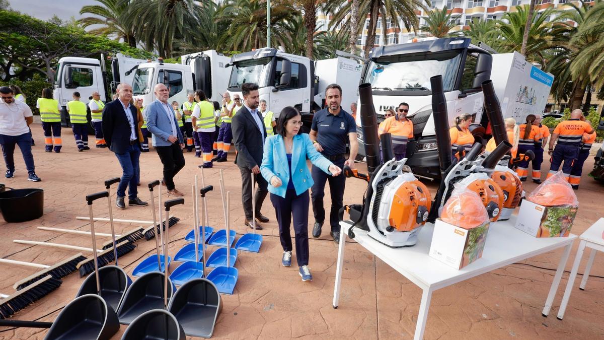 La alcaldesa, Carolina Darias, junto al concejal de Limpieza, Héctor Alemán, con la nueva maquinaria