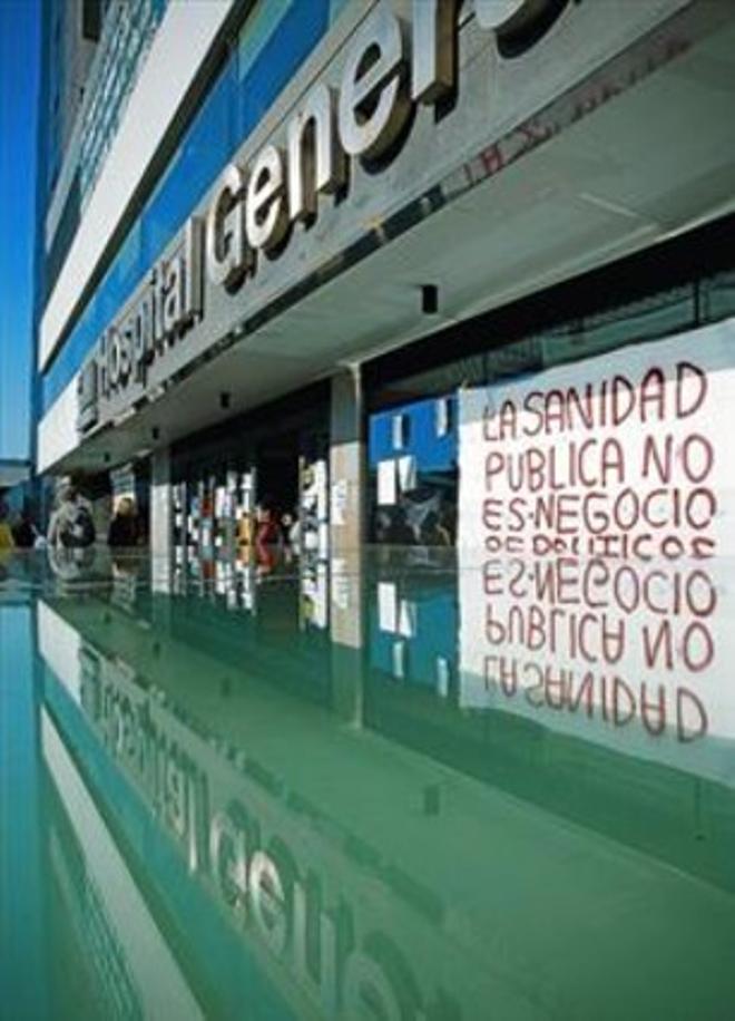 Pancarta a favor de la sanidad pública, en el Hospital General de Madrid.