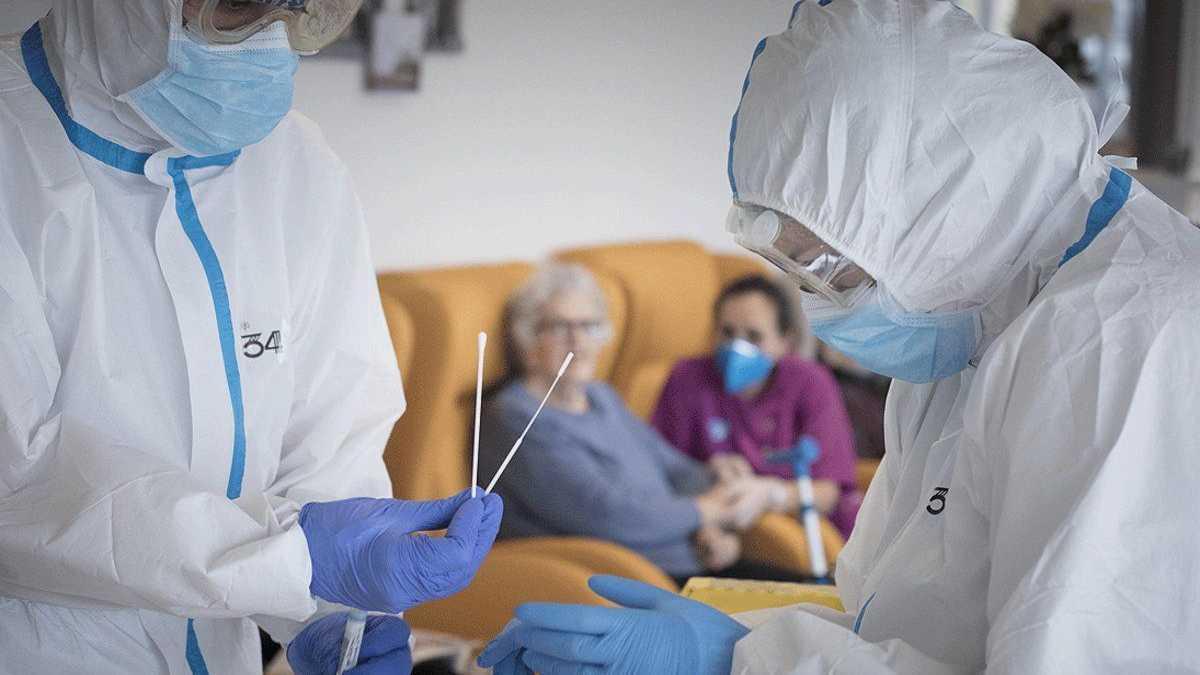 Personal sanitari de l&#039;ICS realitzant tests PCR en una residència d&#039;El Prat de Llobregat