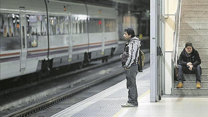 La gota fría obliga a cancelar 12 trenes de Castelló hasta Barcelona