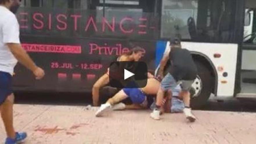 Graban una violenta agresión a un conductor de autobús en Ibiza