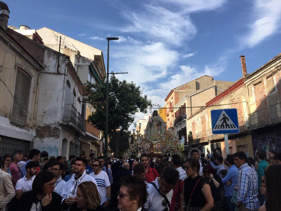 La cofradía del Rocío celebra estos días las vísperas de la solemnidad de Pentecostés y lo ha hecho este sábado con una procesión que ha comenzado a las 18.30 horas desde la casa hermandad