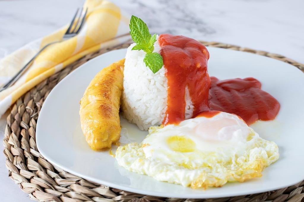  Los ingredientes del arroz a la cubana son el arroz, el huevo frito y el tomate. El plátano es característico de Cuba.