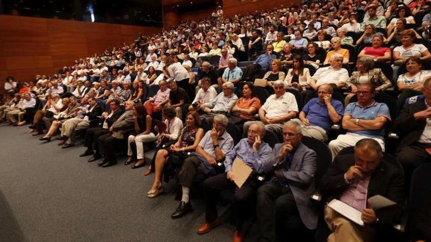 Cientos de personas participaron en el homenaje que se celebró en el Auditorio Afundación. // R. Grobas